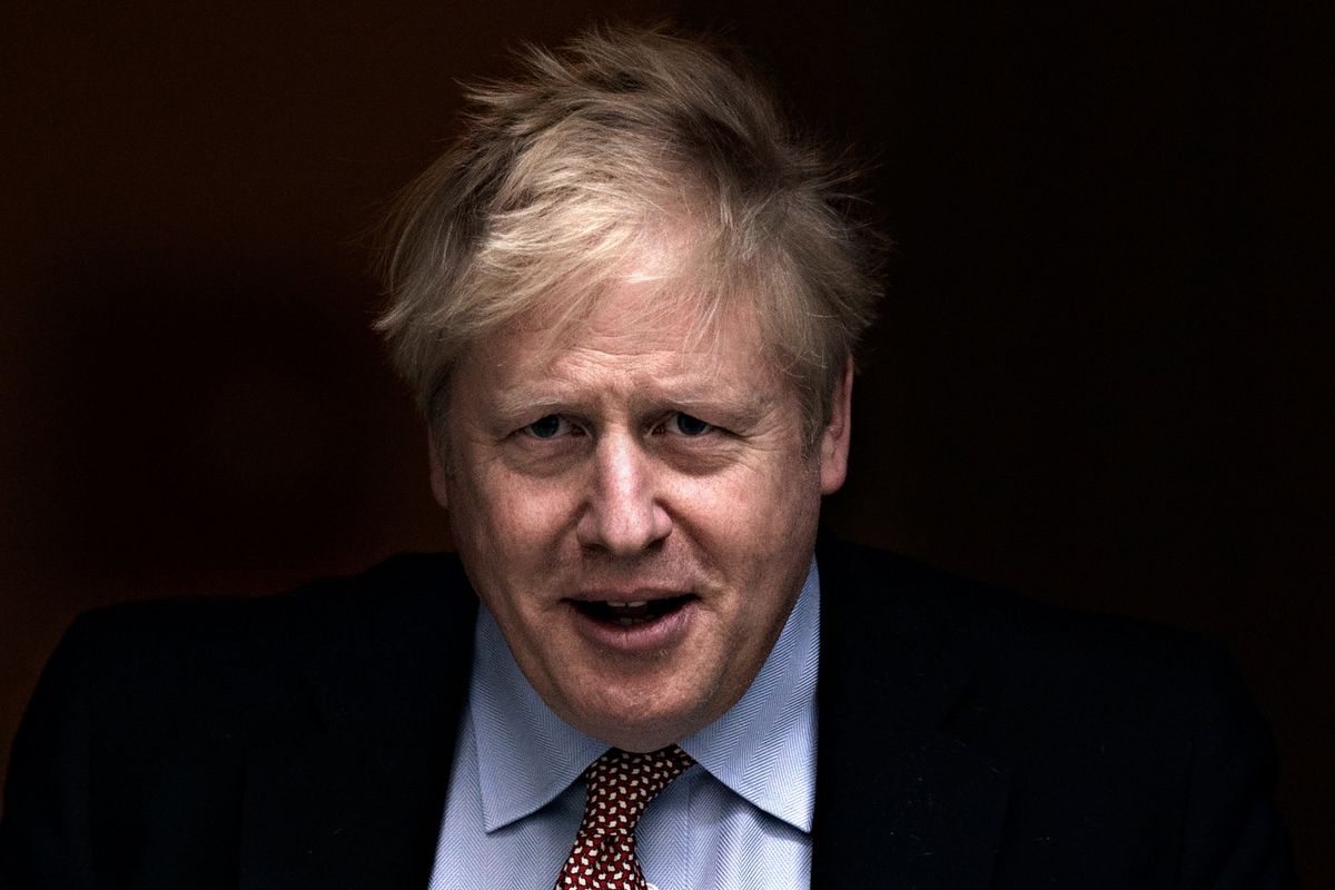 Le sinistre brindano per il ricovero di Boris Johnson in terapia intensiva