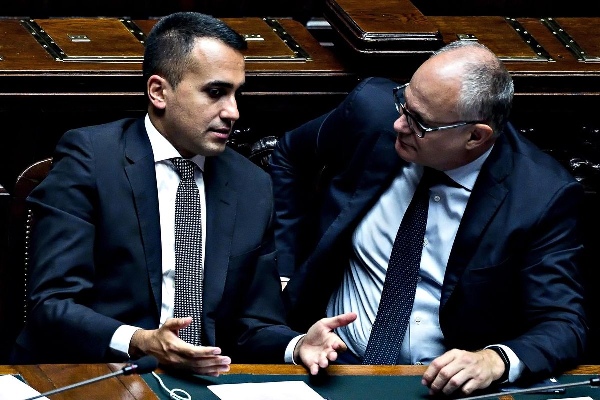 Lotte di potere all’ombra del virus. Gualtieri e Di Maio litigano per Sace