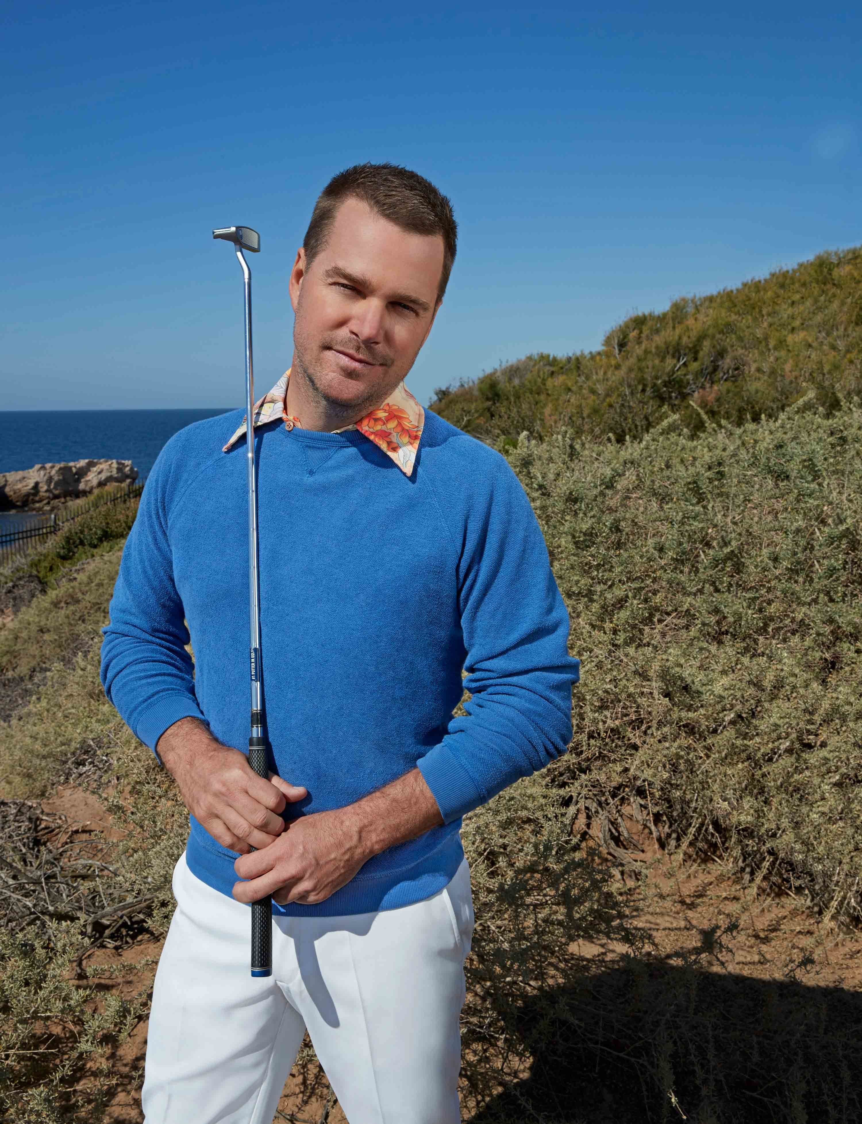 Chris O'Donnell holding a gold club