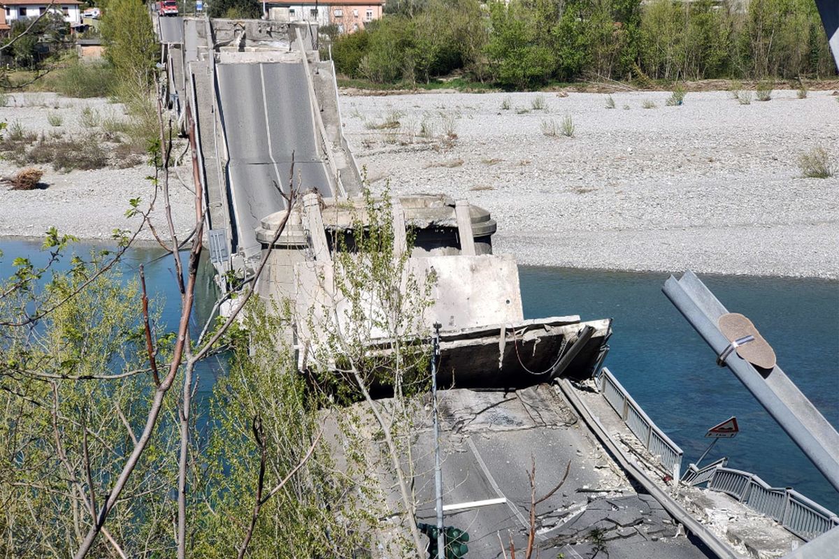 Crollato il ponte che per l’Anas era sicuro