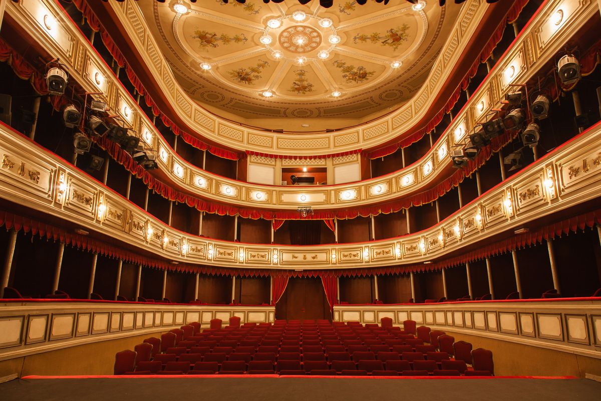 Dal palcoscenico al divano, il teatro digitale per necessità