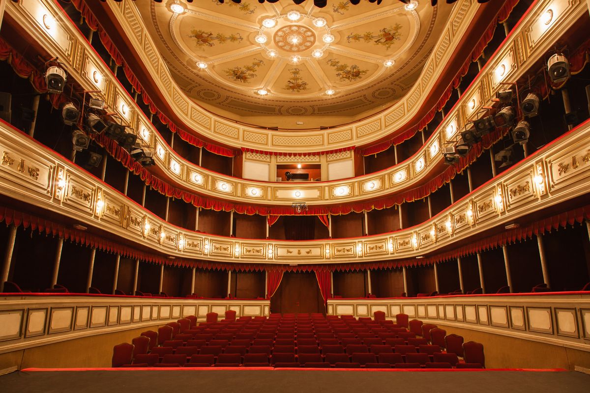 Dal palcoscenico al divano, il teatro digitale per necessità