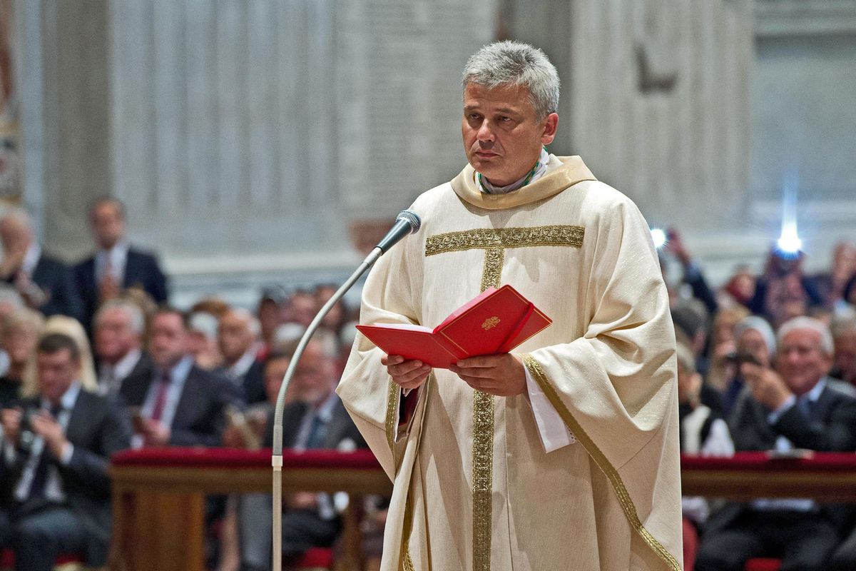Torna il cardinal Bolletta e regala 20.000 euro al parroco Bella ciao
