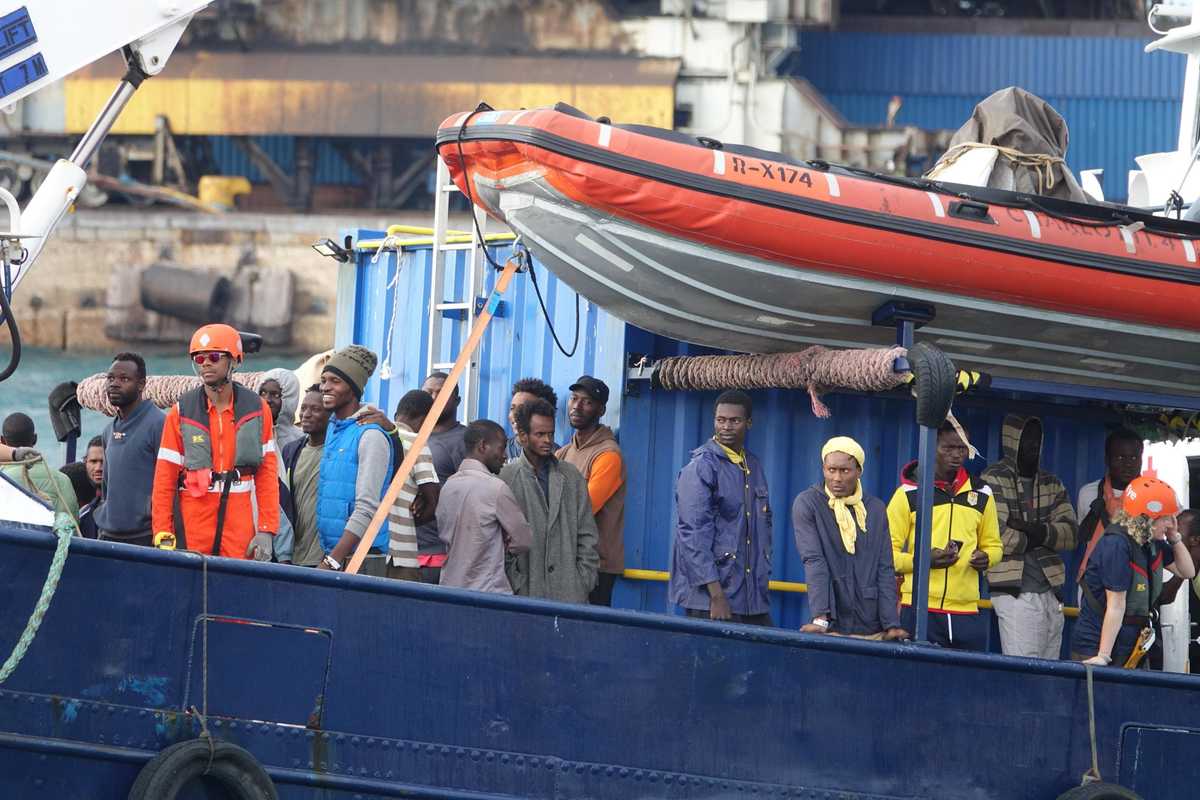 Mandiamo navi per la quarantena dei migranti