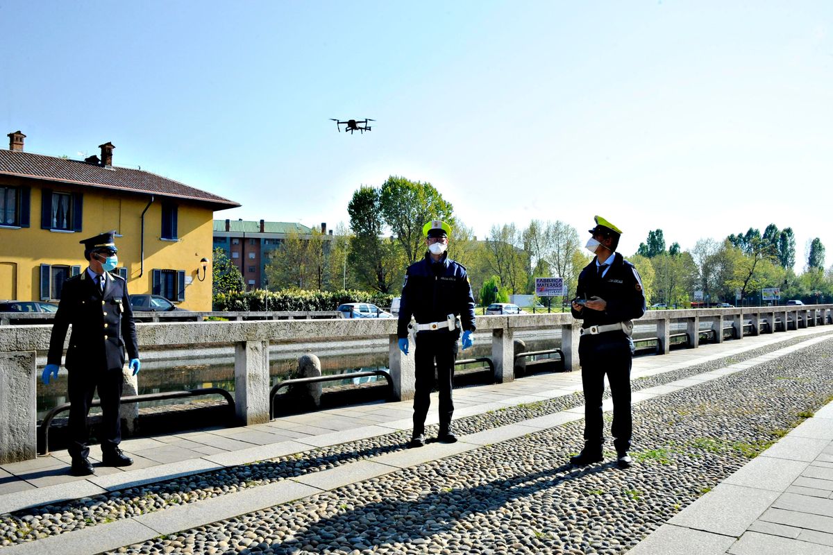 Elicotteri, droni e inseguimenti in tv. È partita la caccia grossa agli italiani
