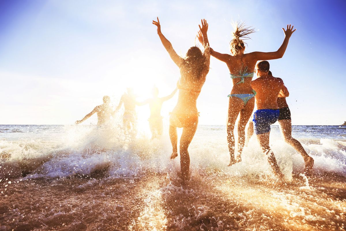 «Fare il bagno non è pericoloso. Al mare sì, ma separati dai nonni»