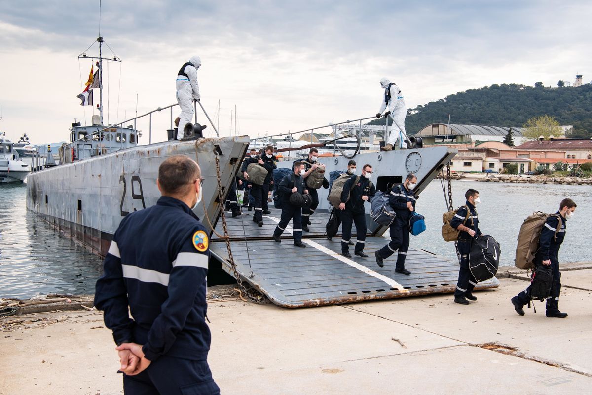 La portaerei di Macron non salpa: un terzo dell’equipaggio infetto