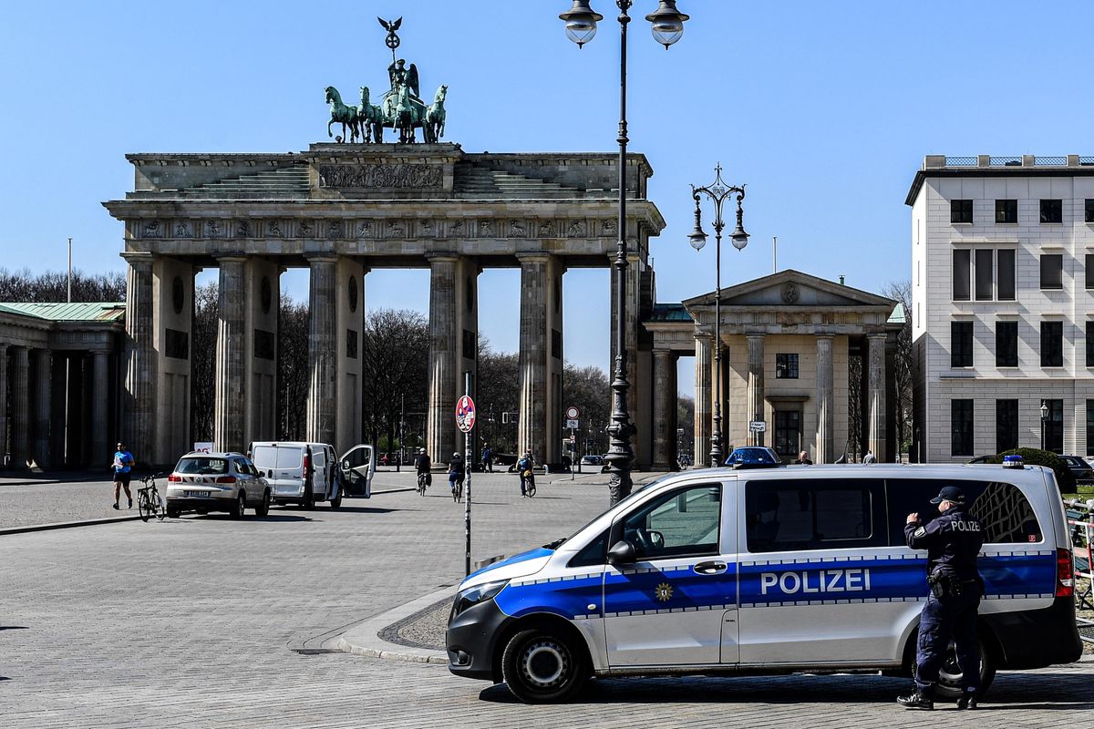 Legale tedesca critica la quarantena. La polizia la rinchiude in manicomio