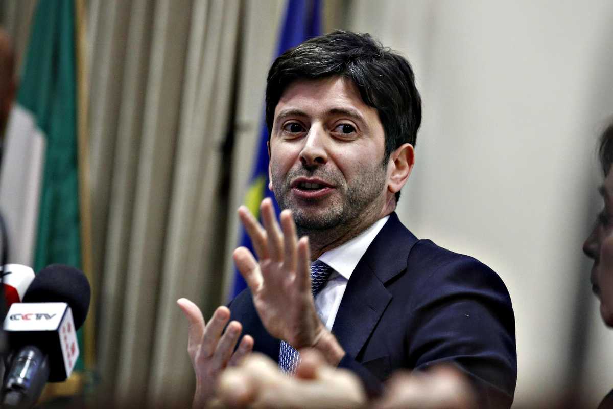 L’ordine di Speranza alle Regioni: malati di Covid in ospedale