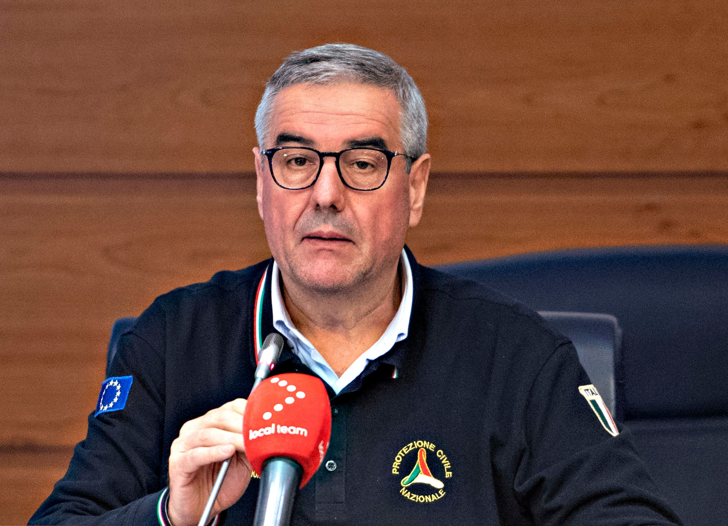 Altri 454 morti. Per la prima volta cala il numero di persone positive