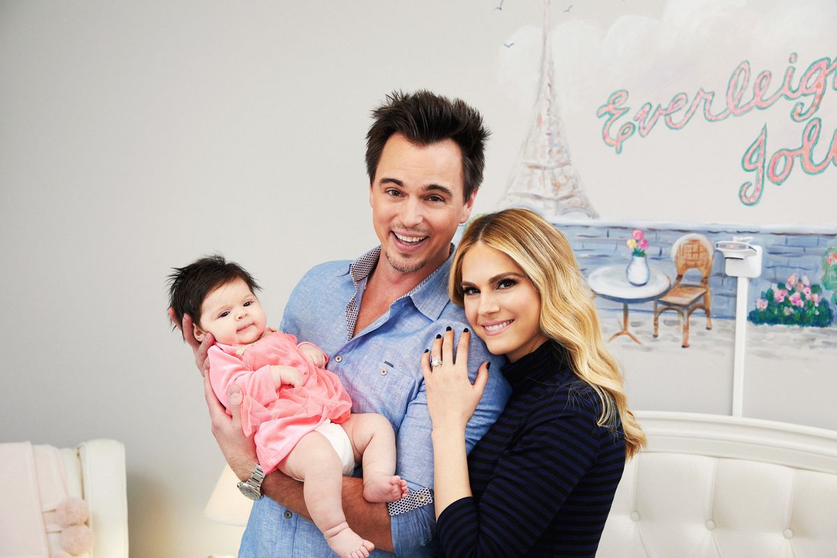 Soap stars Darin Brooks and Kelly Kruger with their newborn baby.