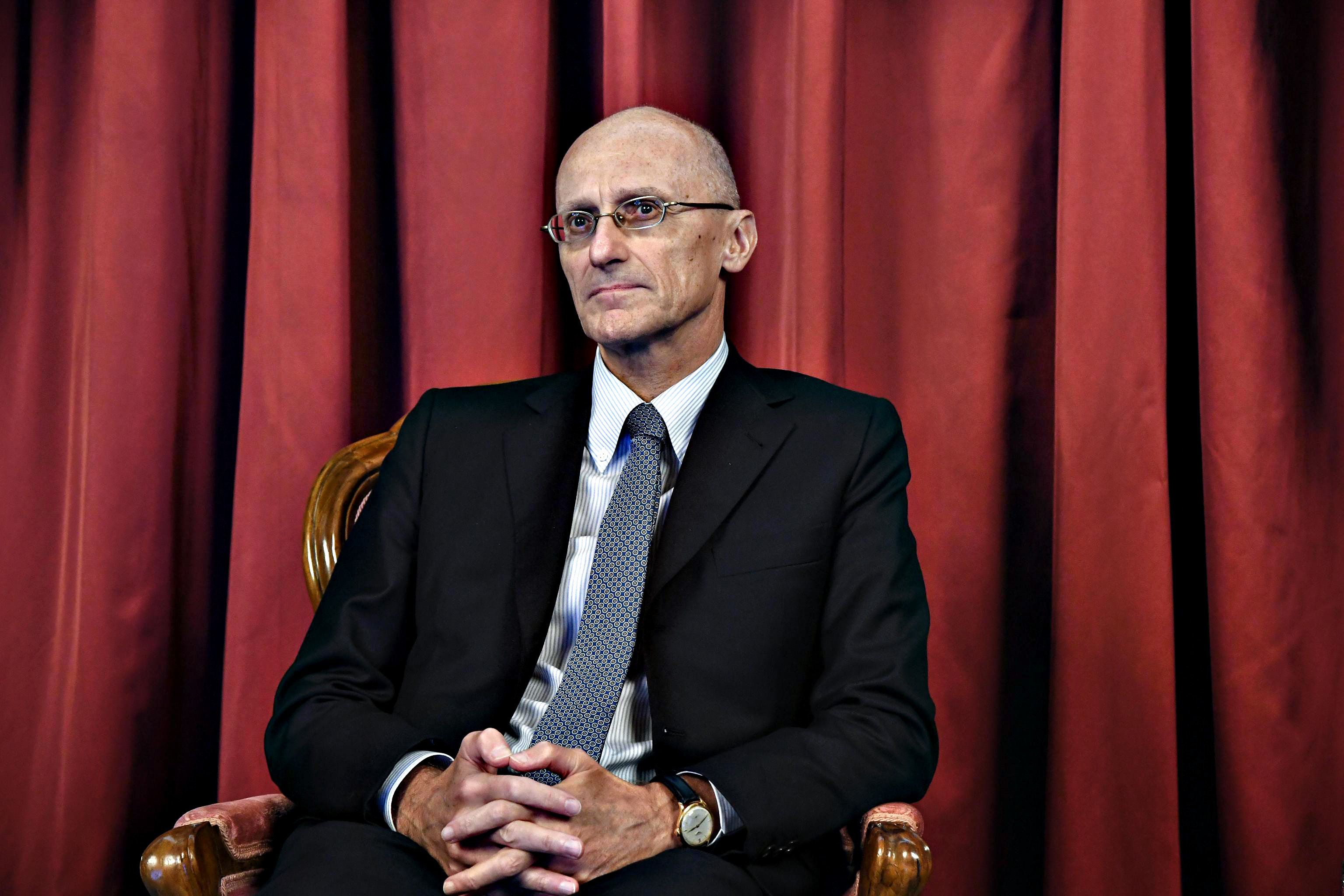 Enria cavalca il virus per le fusioni. Torna l’idea della bad bank europea