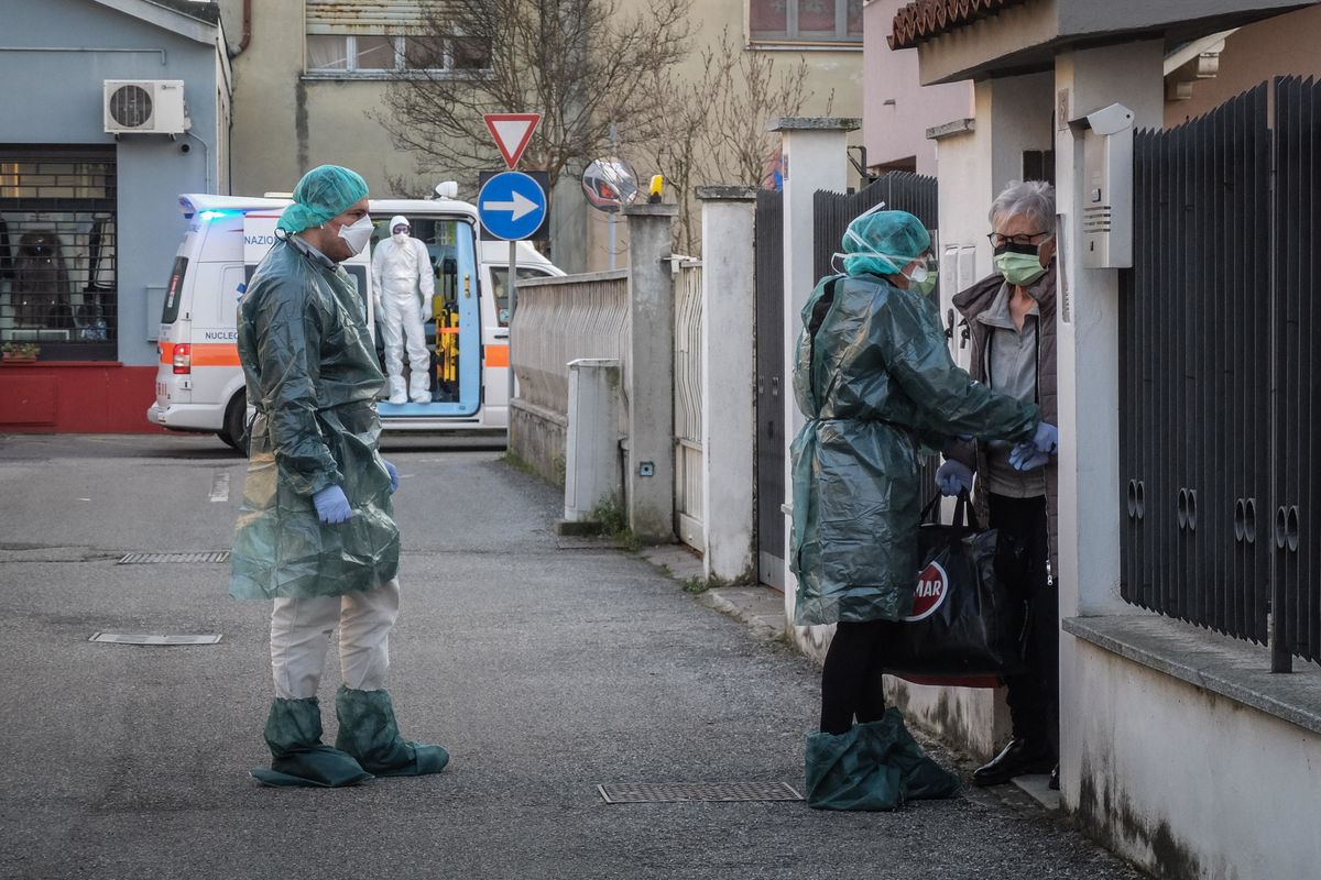 Nonni agli arresti, mafiosi liberi