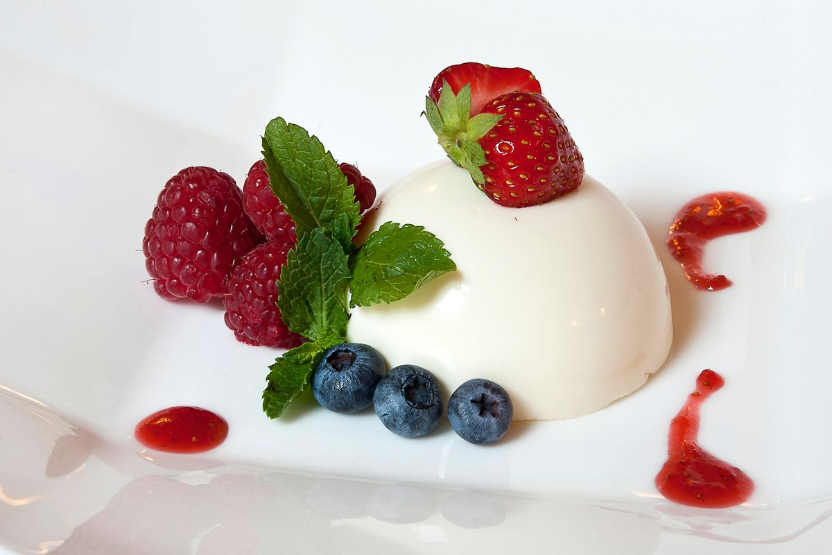 Cuciniamo insieme: bavarese di lamponi con salsa di fragole