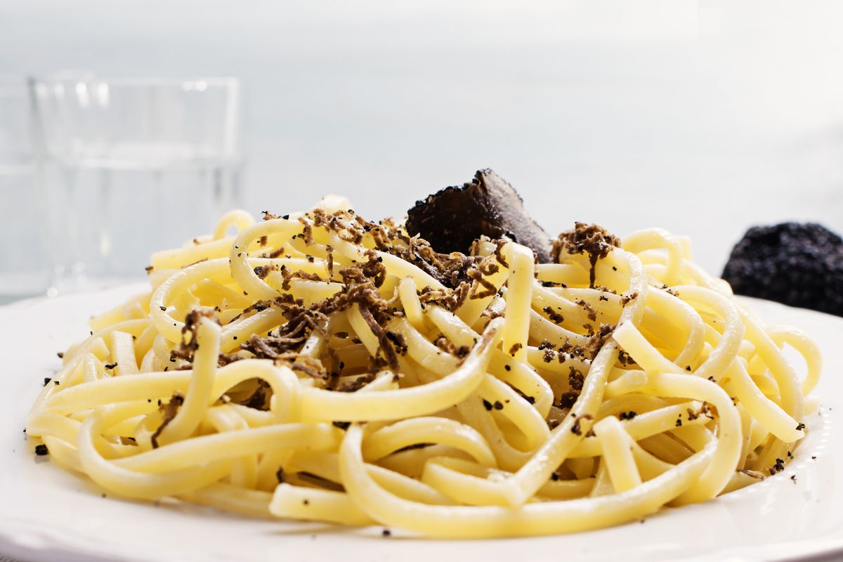 Cuciniamo insieme: strangozzi alla spoletina con tartufo e salsiccia