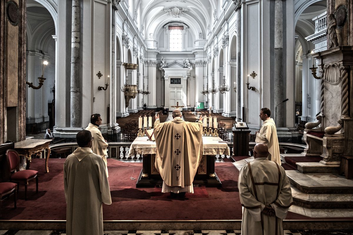 Messe ancora ferme, frontiere spalancate. Il Papa fa lo spot alla maxi sanatoria