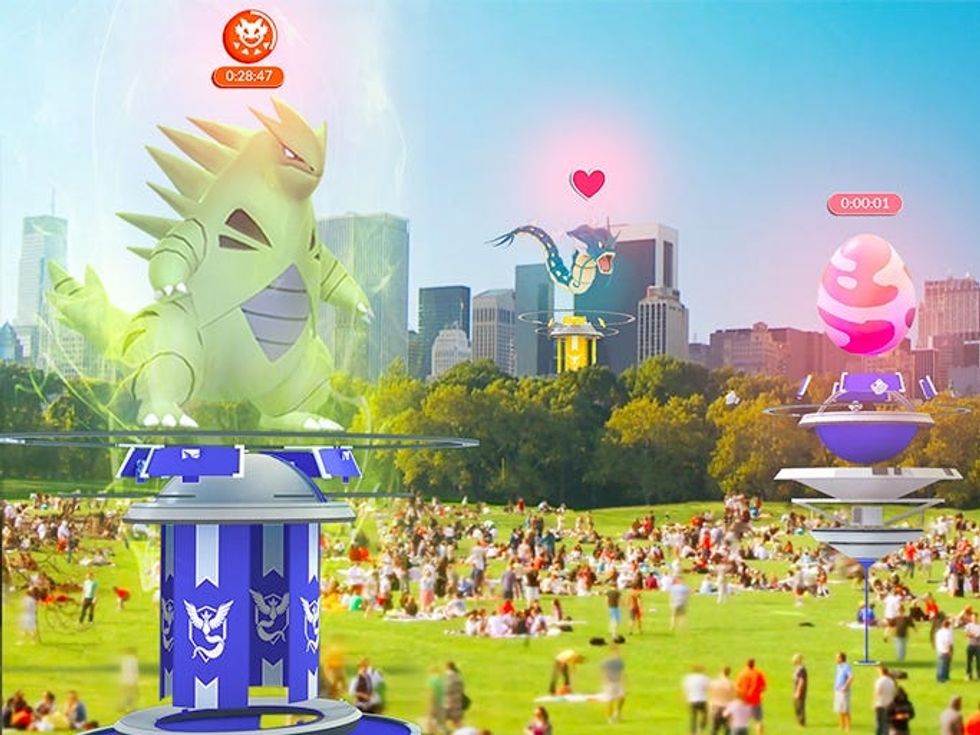 Hundreds of players flock together in Central Park to take on Raid Battles.