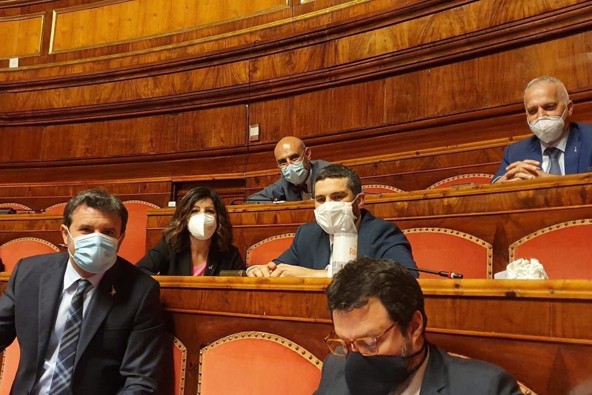 Il premier ricompare in Parlamento e scopre che tira aria di benservito