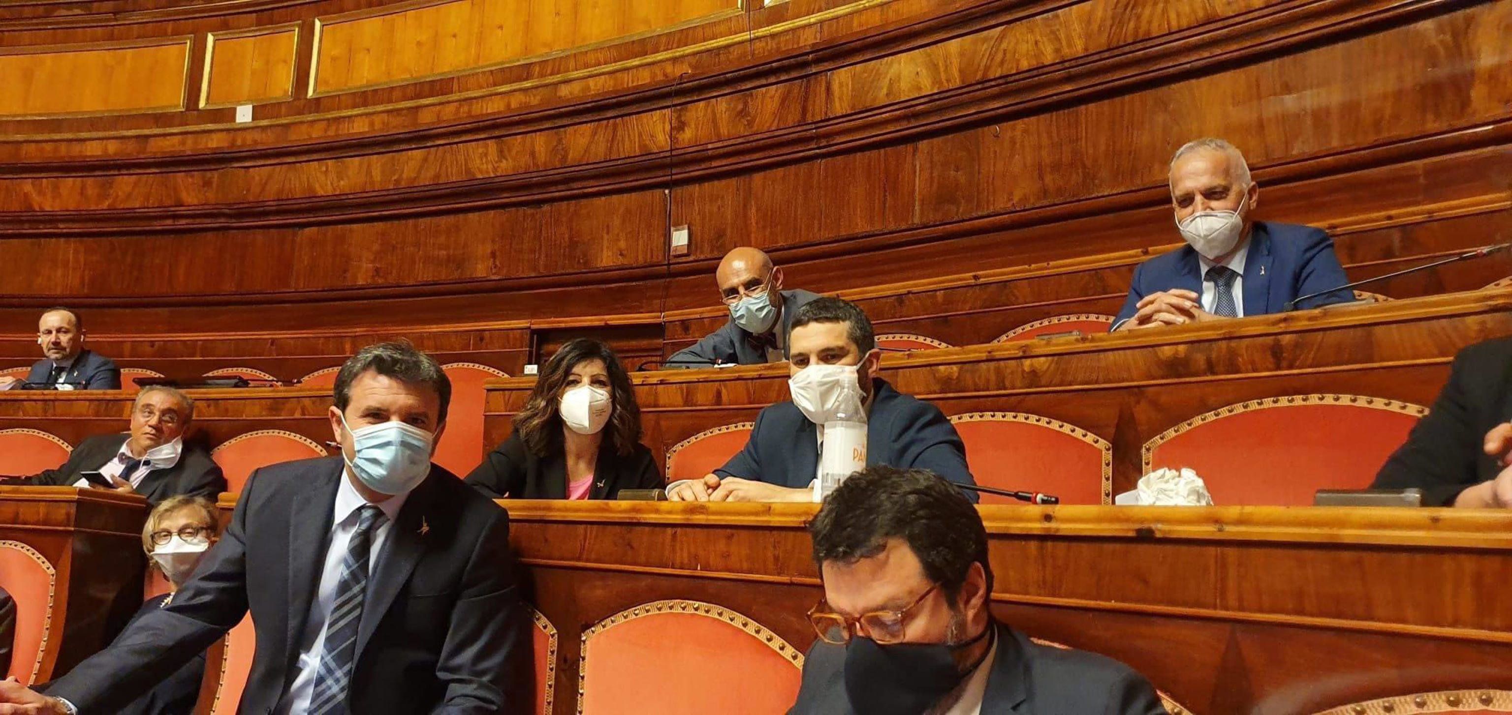Il premier ricompare in Parlamento e scopre che tira aria di benservito