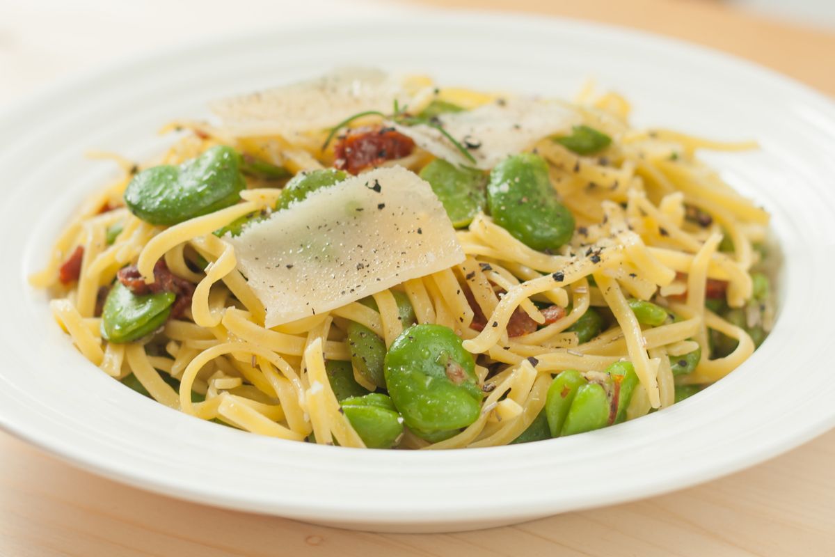 Cuciniamo insieme: spaghetti fave e crema di pecorino