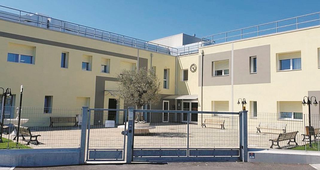 Cento morti nelle Rsa delle Marche. Medico eroe ferma il Covid a Cingoli