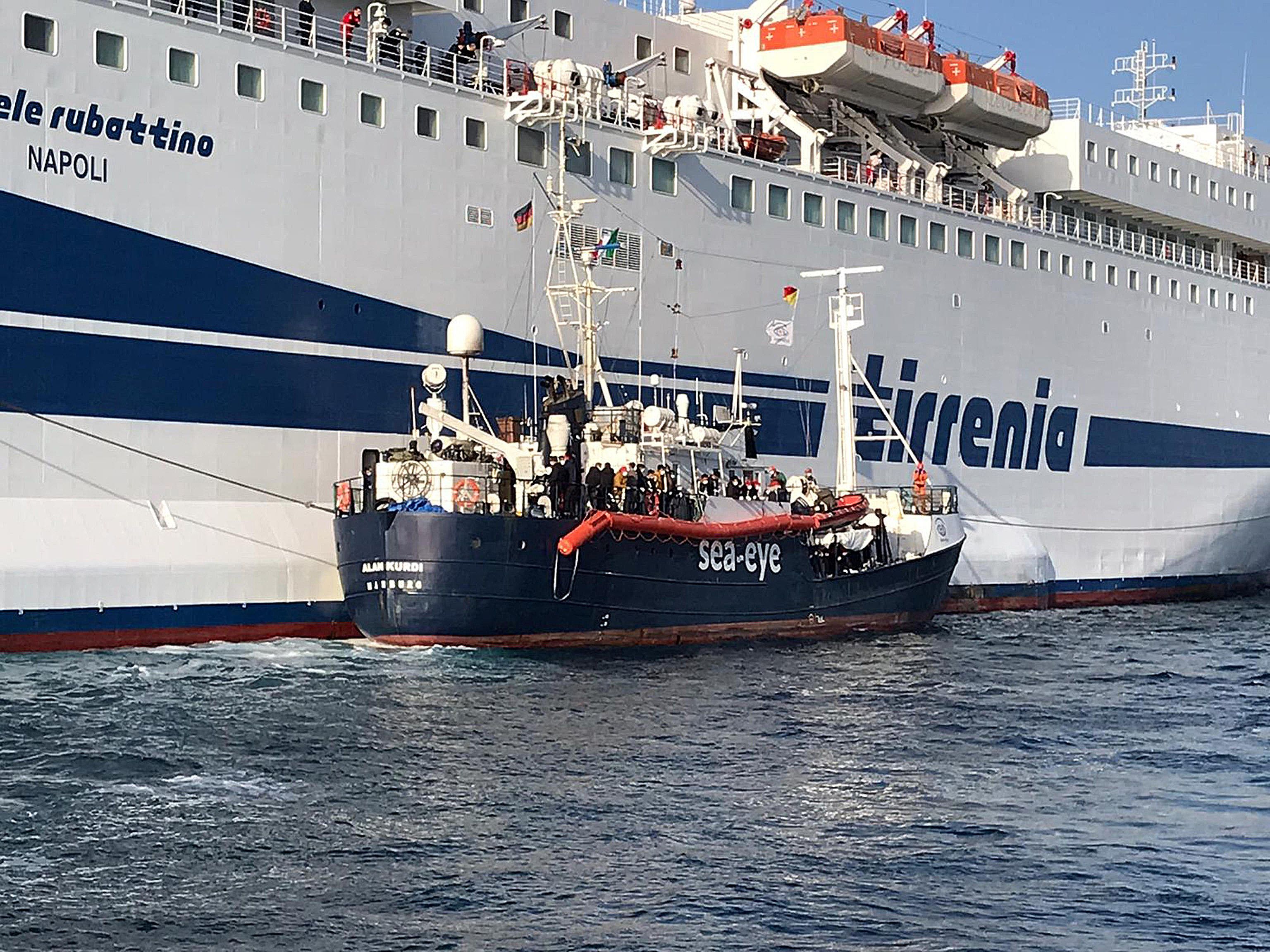 Bloccato il taxi del mare Alan Kurdi «Irregolarità e scarsa sicurezza»