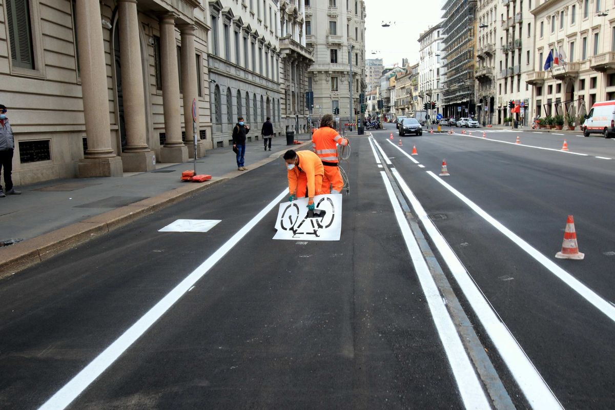 Figuraccia verde di Sala. Fa crociate per le bici ma elemosina parcheggi