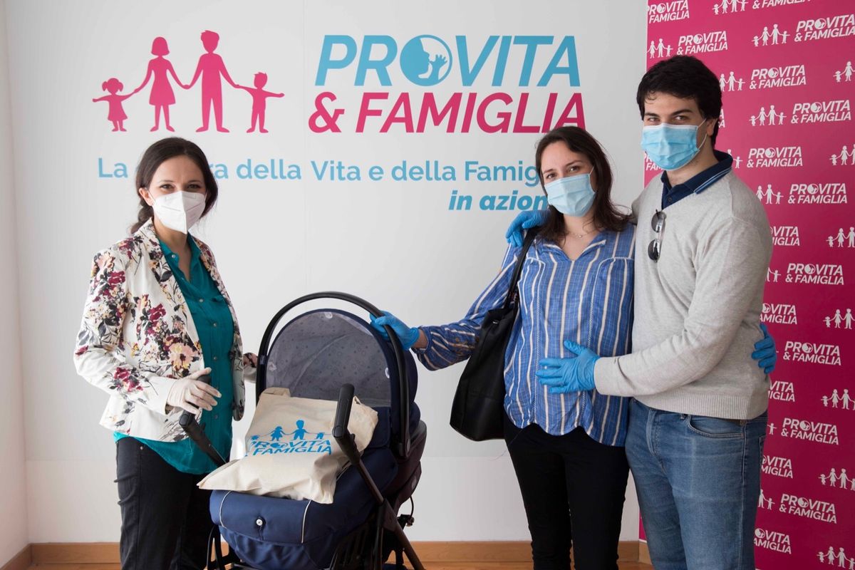 Coronavirus, Pro Vita & Famiglia solidale: torna un «Dono per la Vita», aiuti alle mamme in difficoltà