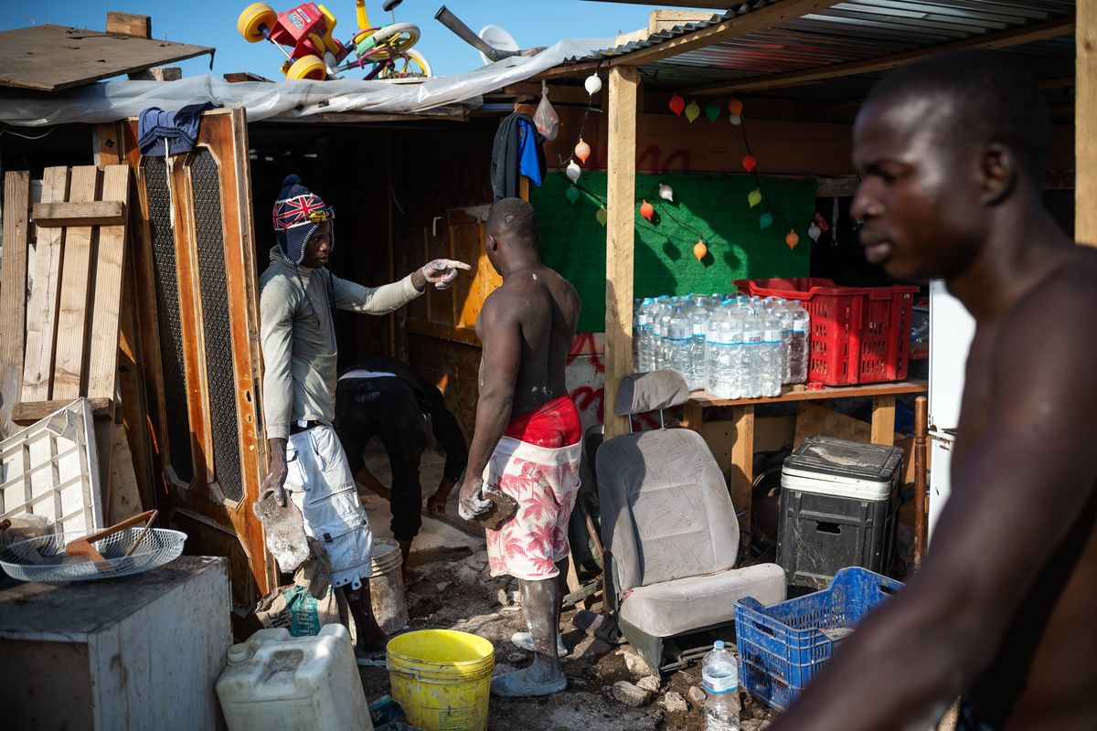 Dovremo pagare le case e la sanità ai clandestini. Dl sicurezza sbriciolato
