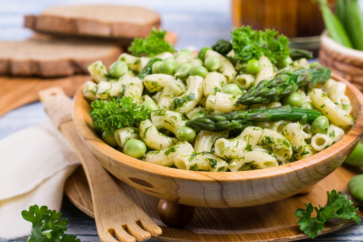 Cuciniamo insieme: rigatoni al pesto brioso di asparagi e pistacchi