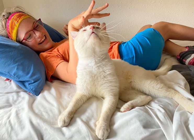 Cat Hops Onto Lap of Girl in Wheelchair and Chooses Her to Be Family - Love Meow