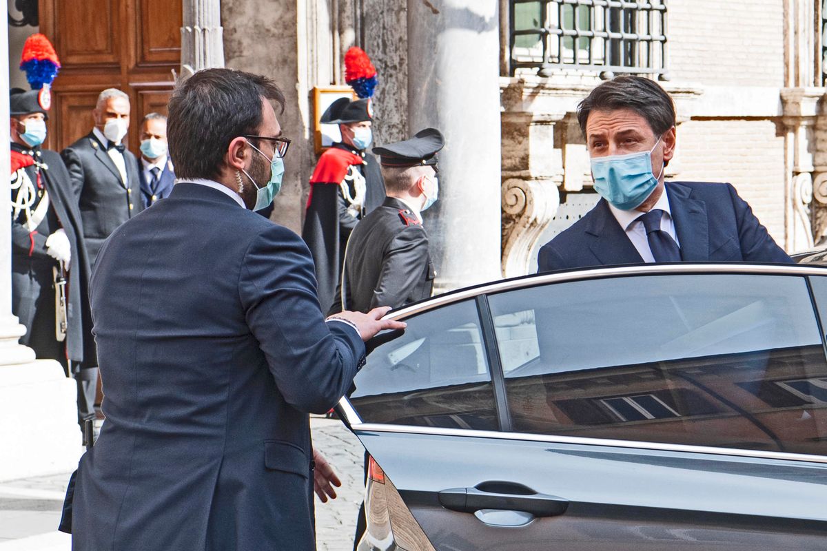 Calca sui mezzi e contagiati in viaggio. La fase 2 di Giuseppi non parte benissimo