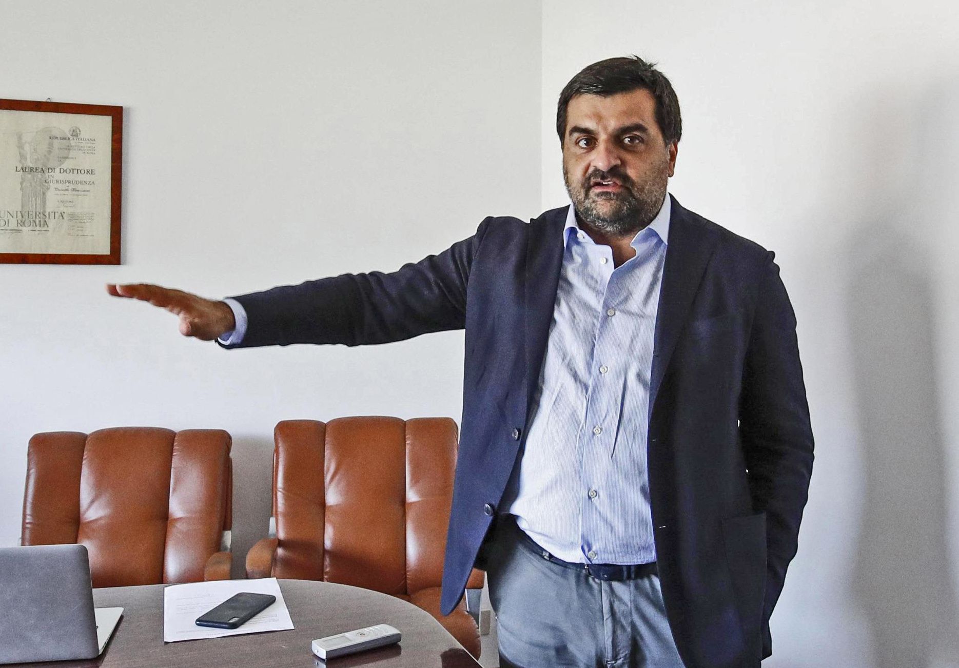 Mattarella non può più nascondersi: tocca a lui sciogliere il Csm