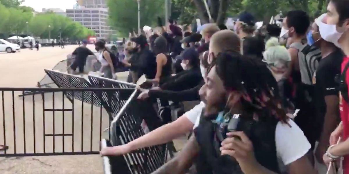 White House Goes On Lockdown After Protesters Knock Down Barriers Outside Theblaze 