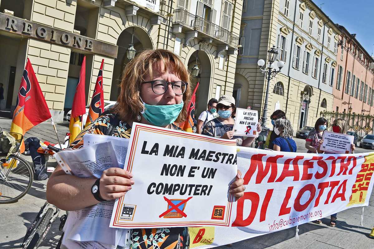 La Azzolina assicura: «La scuola ripartirà». Però nessuno sa con quali professori