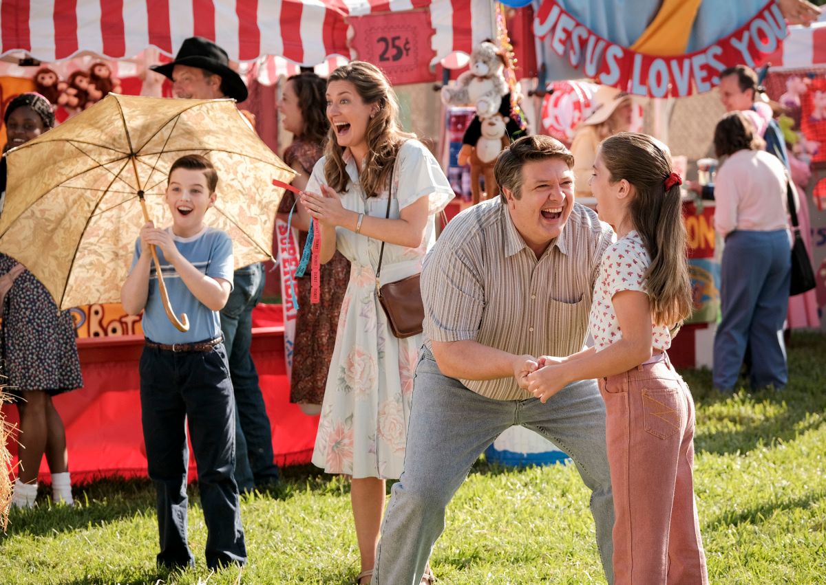 Iain Armitage, Zoe Perry, Lance Barber, and Raegan Revord in TV show Young Sheldon. 