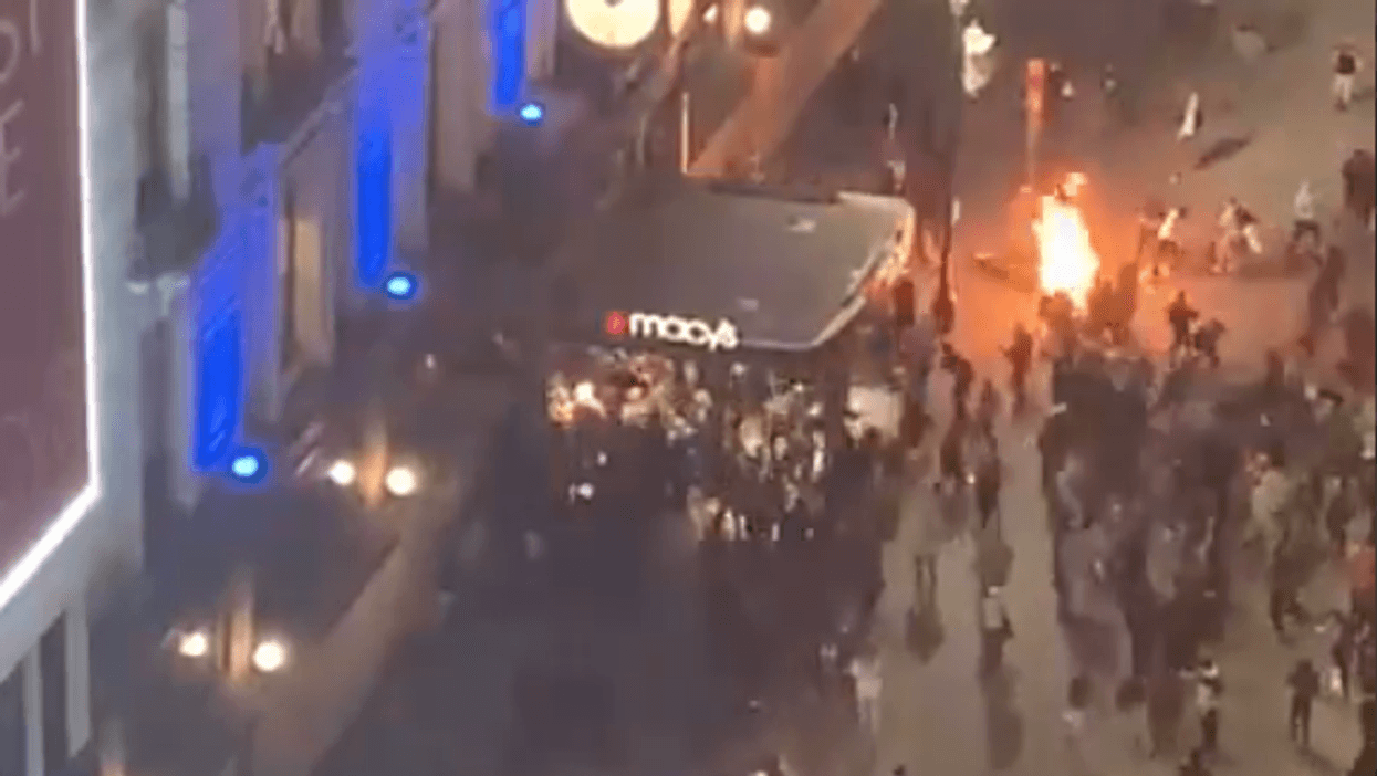 Video Swarms Of Nyc Looters Storm Macy S Clean Out Luxury Stores