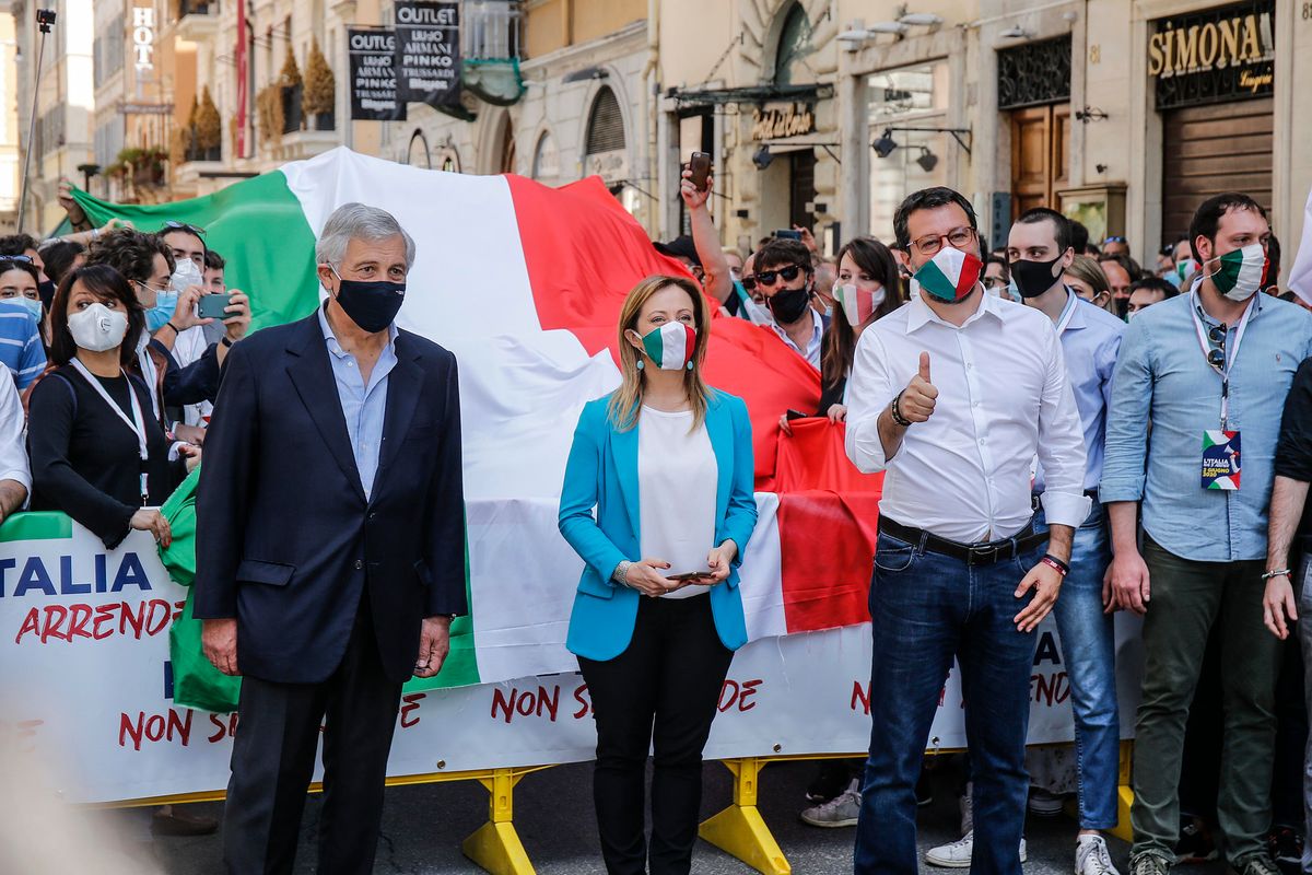 Cittadini esasperati in piazza. Ma la sinistra pensa solo a controllare i centimetri