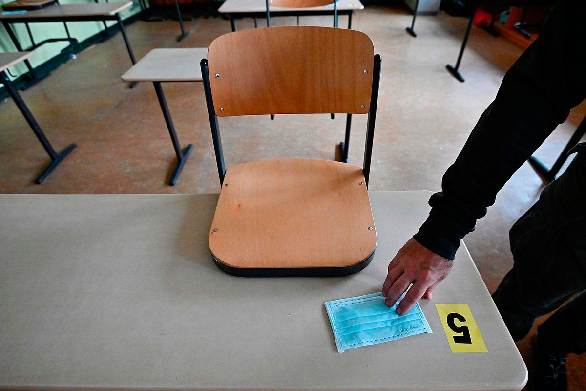 Conte mette i nostri figli in una teca di plastica