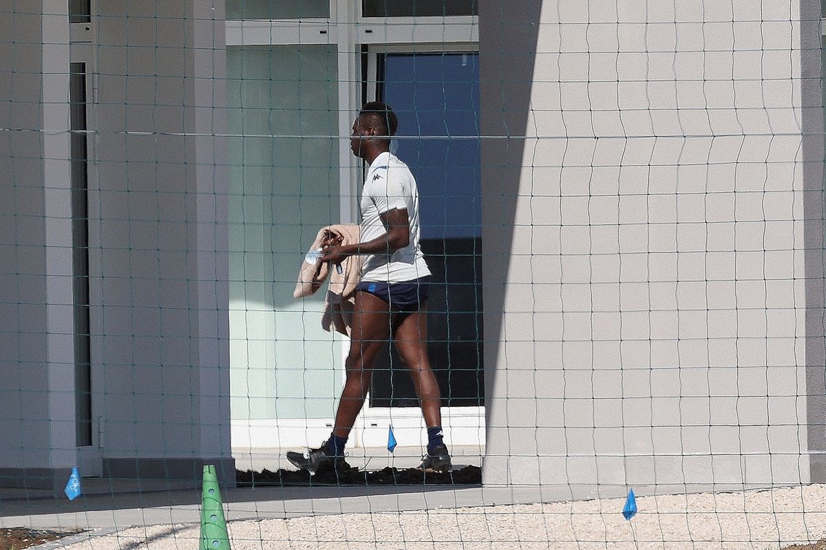 Balotelli fa il guru del potere nero. Ma non s’allena e il Brescia lo licenzia