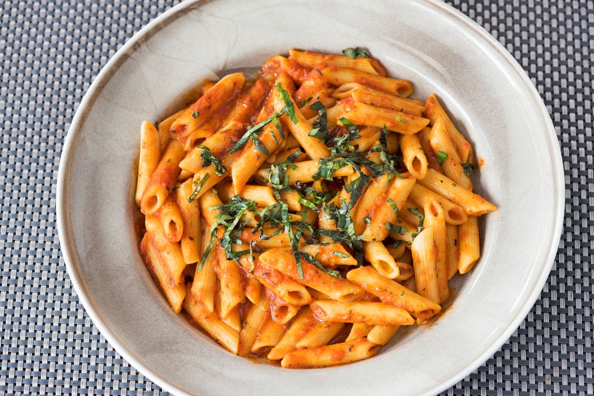 Cuciniamo insieme: rigatoni alle melanzane con erbe fini e pancetta