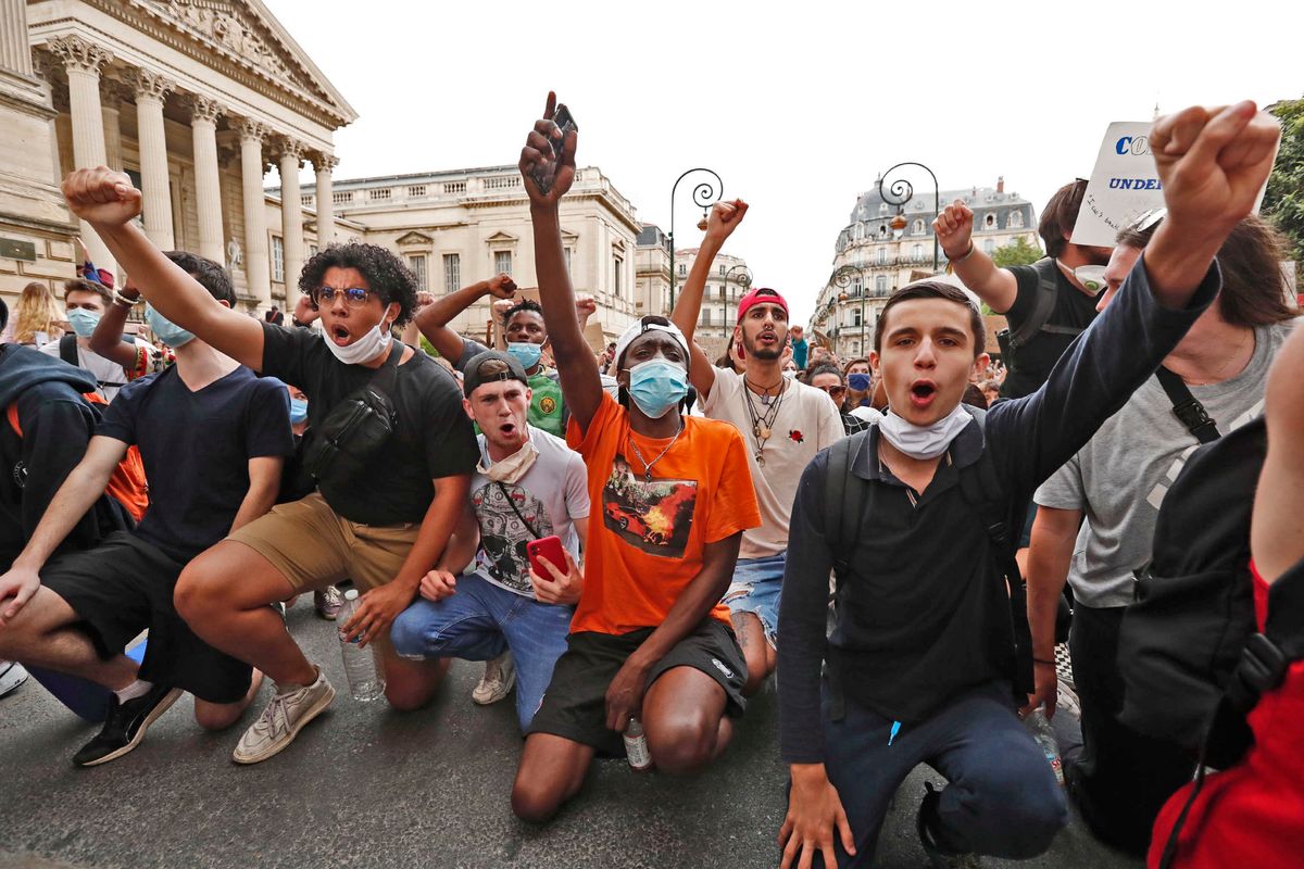 La Francia benedice la violenza antirazzista