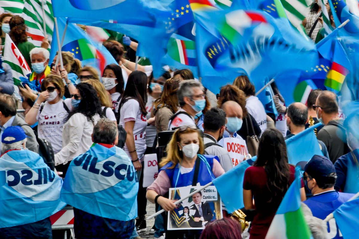 Democrazia distrutta e libertà massacrate da governo, stampa e medici da talk show