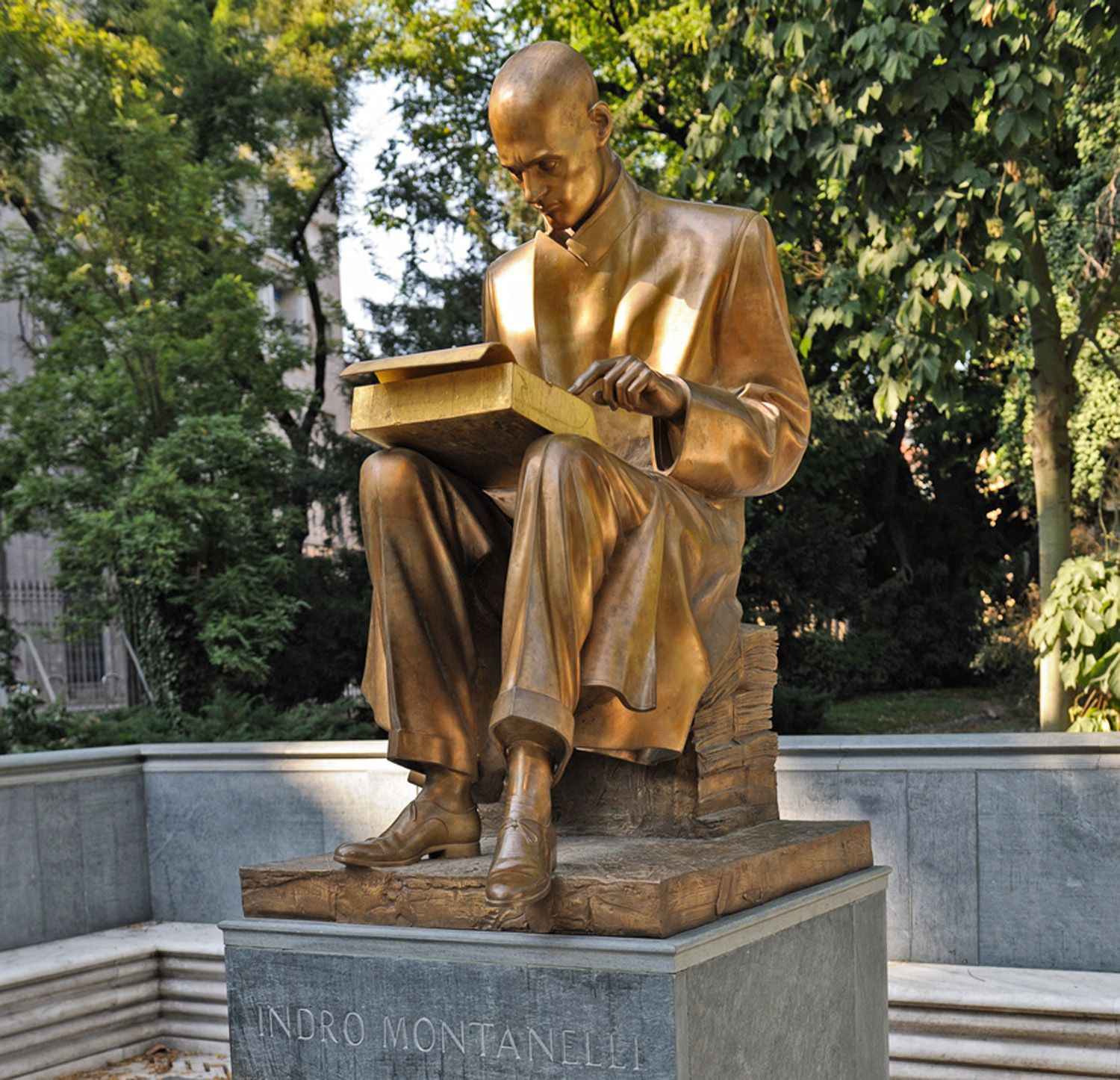 Da Londra a Milano è iniziata la grottesca guerra della sinistra alle statue