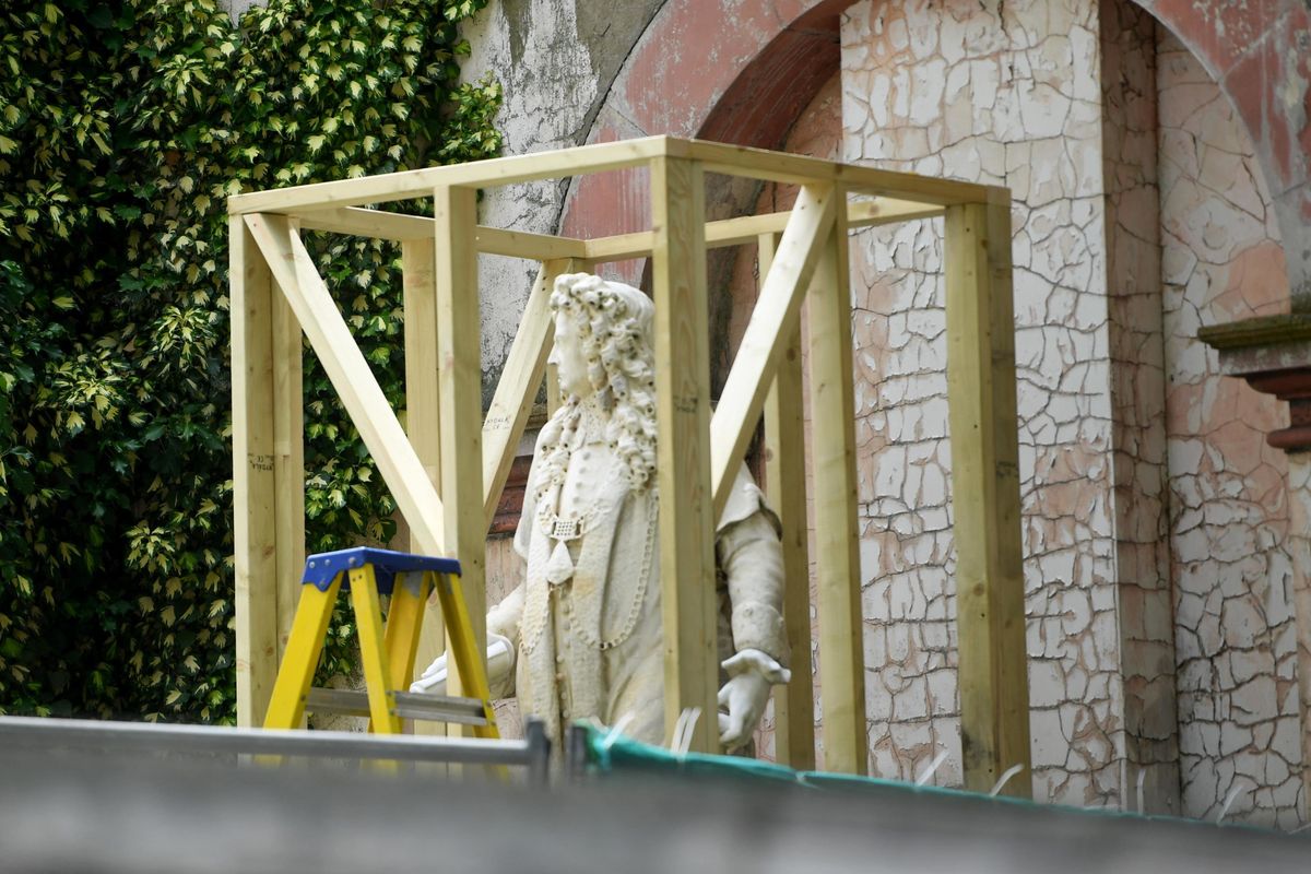 I dolci dopo le statue, il totalitarismo avanza