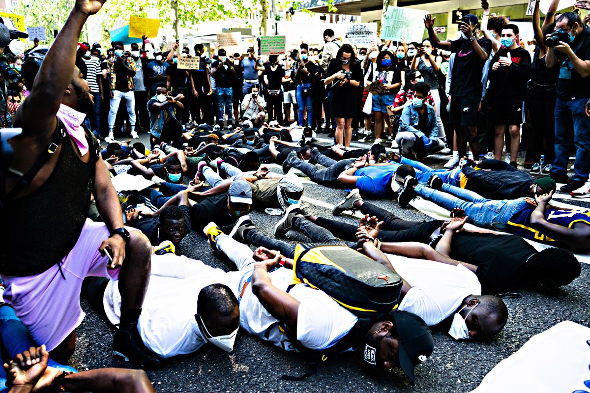 Arriva la neolingua: il dizionario Usa riscrive la definizione di razzismo