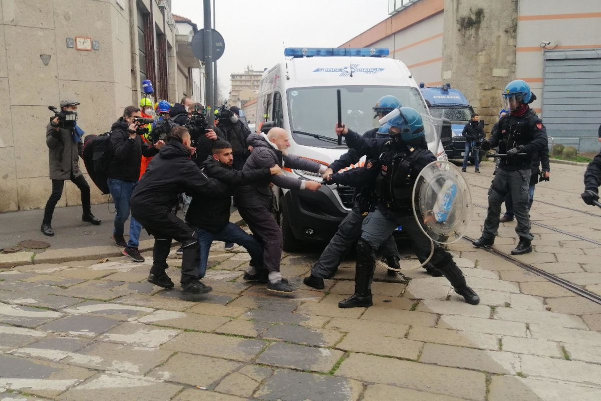 Mentre va di moda l’allerta fascismo gli anarchici mettono bombe vere