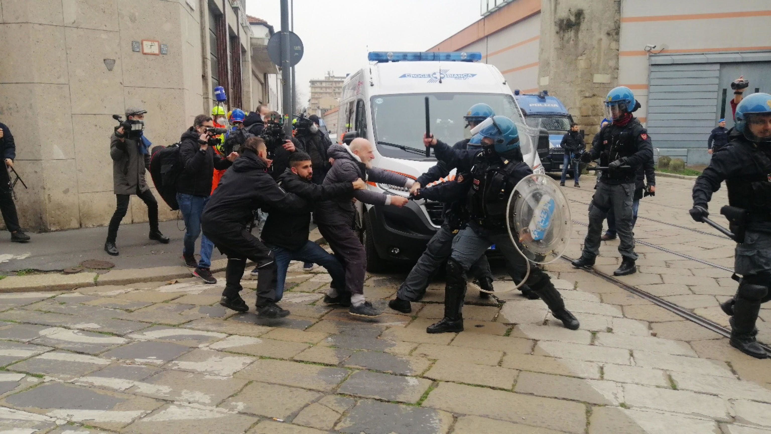 Mentre va di moda l’allerta fascismo gli anarchici mettono bombe vere