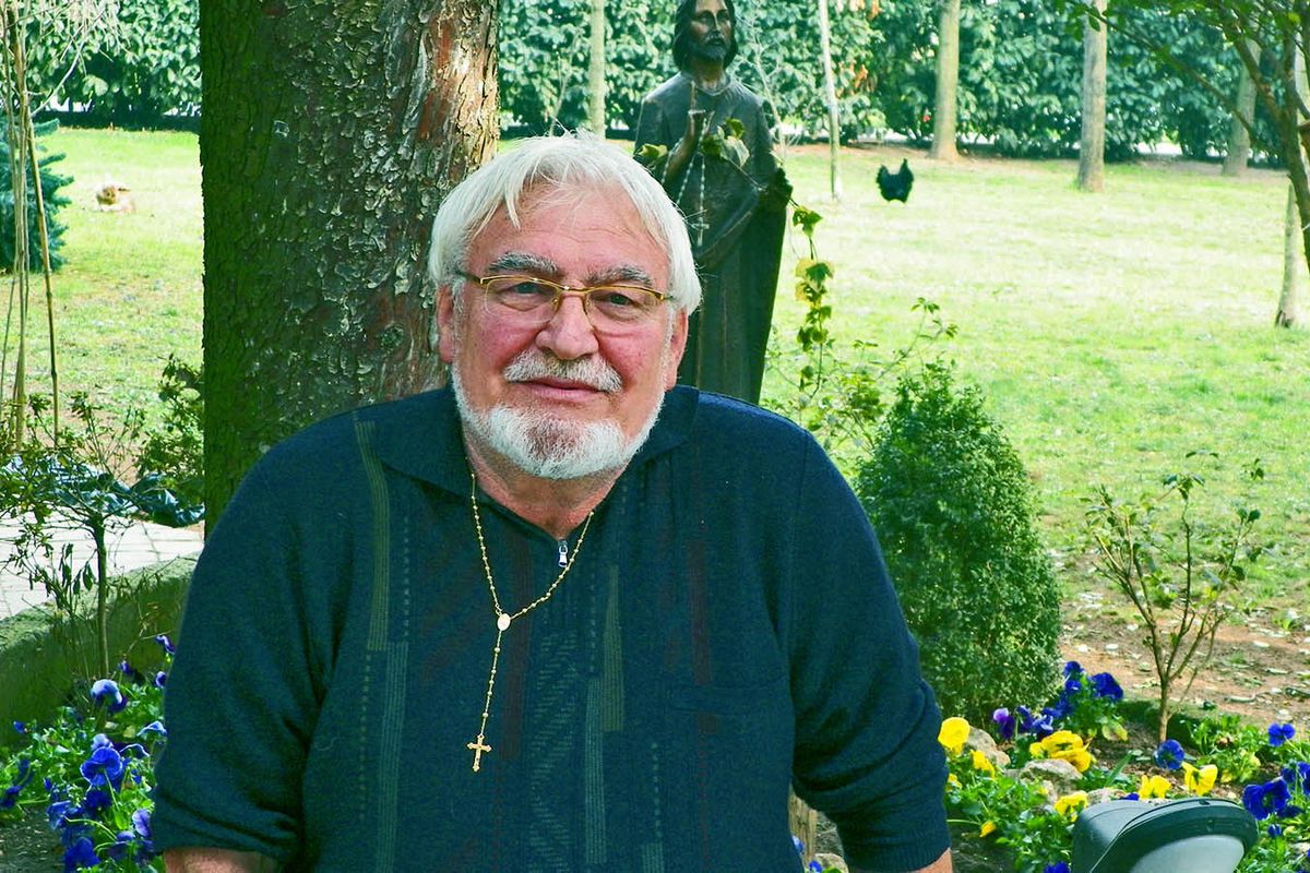 Padre Zanotti, guru dell’accoglienza che faceva il «caporale» dei migranti