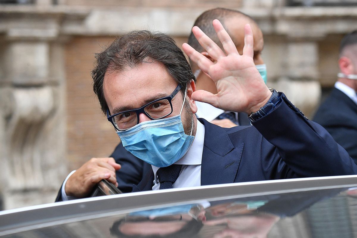 Oltre a scarcerarli, il governo dà ai boss perfino i sussidi